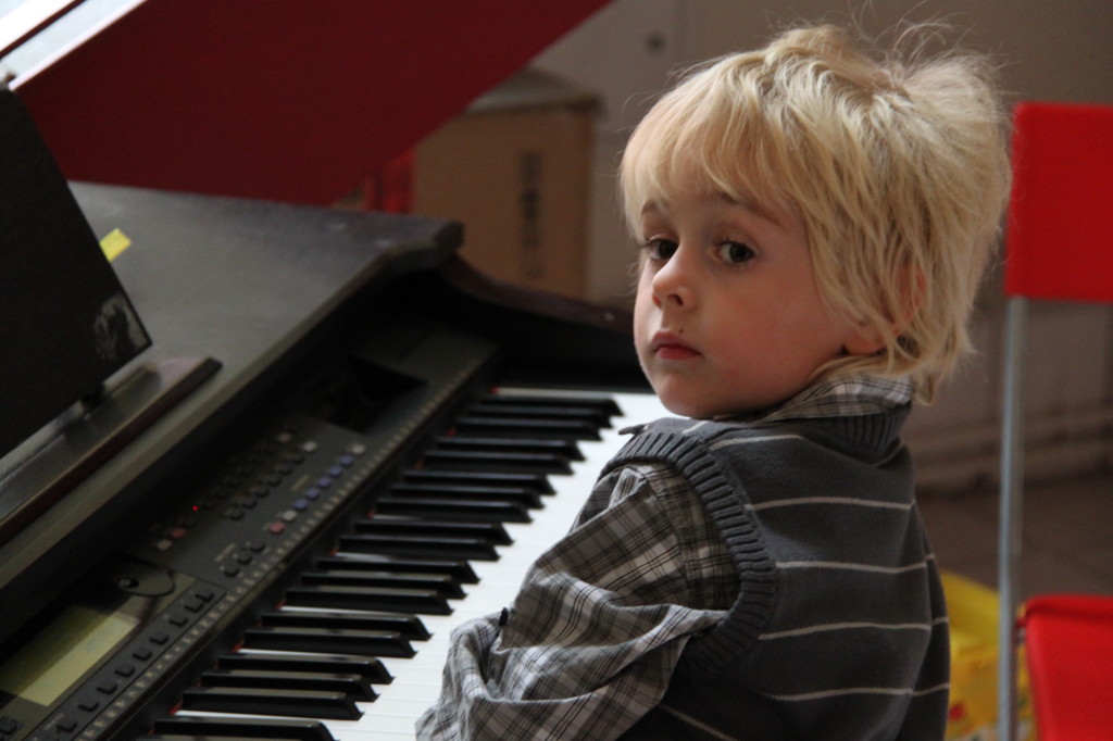 Edgar(4) am Klavier